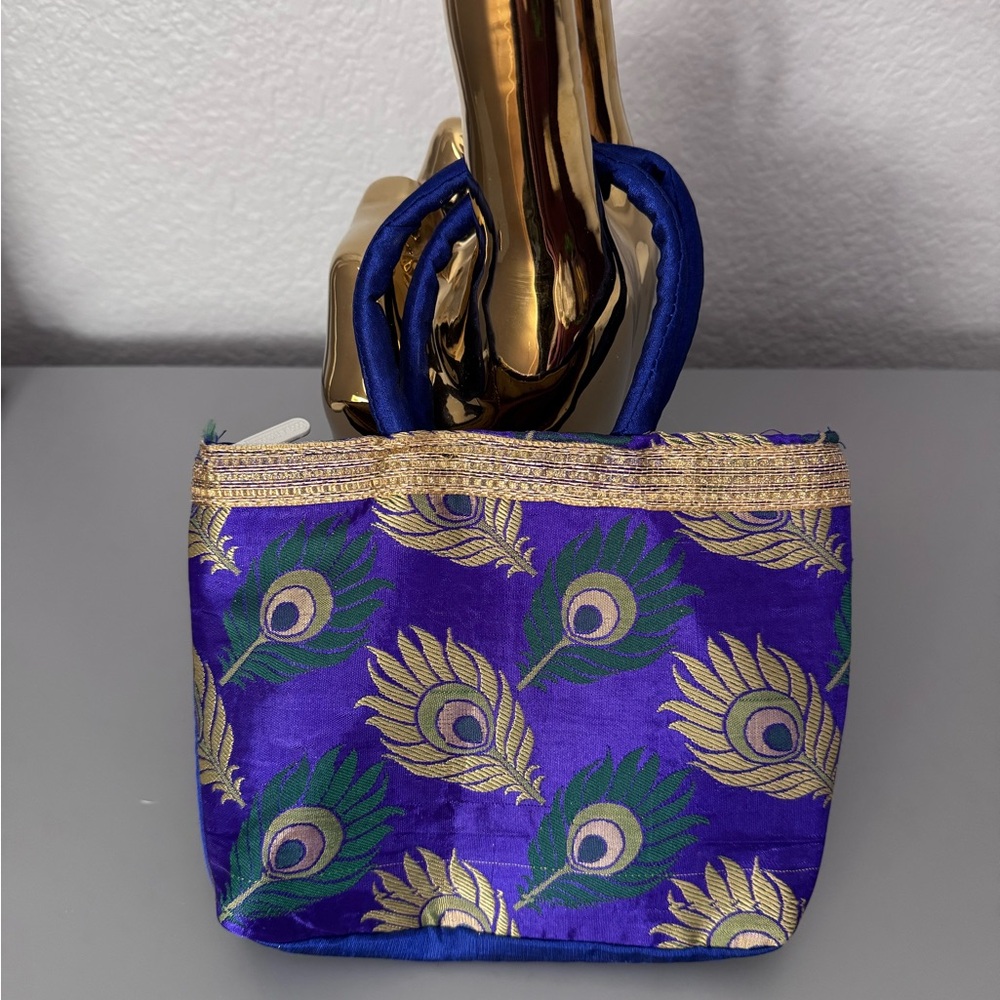 NEW Elegant Purple Peacock Patterned Women's Small sipper Purse.  Fabric.